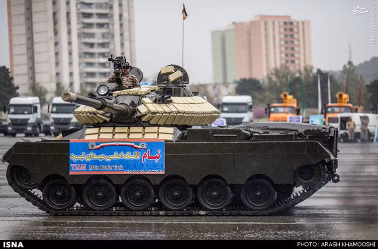 Cận cảnh xe tăng TIAM của Iran. Ta có thể dễ dàng nhận thấy vị trí của súng máy phòng không 12,7mm được bố trí quá cao so với vị trí của xạ thủ và không hiểu xạ thủ súng máy của chiếc xe tăng này sẽ tác xạ như thế nào.