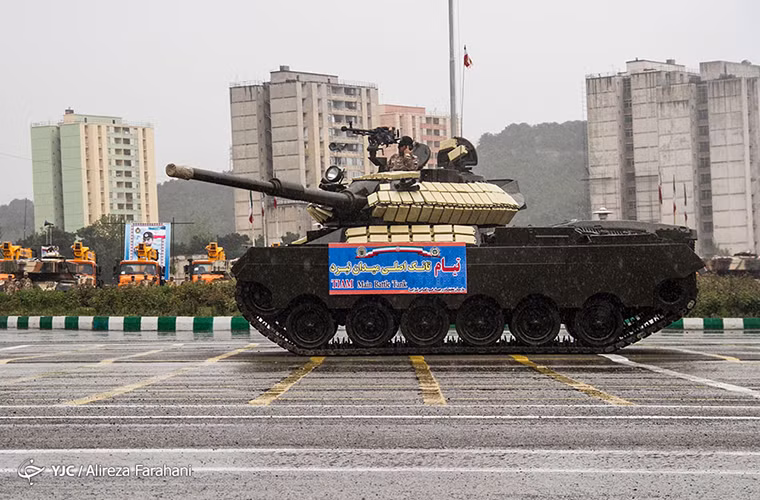 Về cơ bản tháp pháo của Tiam gọn và có chiều cao thấp hơn so với M48, toàn bộ tháp pháo của nó được bọc giáp phản ứng nổ cùng với đó phần giáp phía trước mui xe và một phần thân xe nhằm chống lại các loại vũ khí chống tăng. Tuy nhiên thiết kế này cơ bản không bảo vệ được Tiam trước một cuộc chiến thực sự như ở Syria.