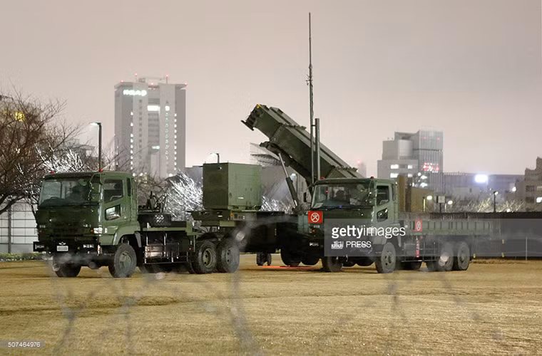 Patriot PAC-3 (hay còn gọi là MIM-104F) là biến thể nâng cấp gần như toàn bộ của hệ thống phòng không Patriot. Ngoại trừ hình dáng xe phóng và radar điều khiển hỏa lực, nhà sản xuất Lockheed Martin đã thiết kế lại gần như toàn bộ các hệ thống bên trong. Điểm khác biệt đầu tiên so với biến thể PAC-2 trước đó là tên lửa. Quả đạn tên lửa của PAC-3 được trang bị động cơ thế hệ mới điều đó cho phép đường kính của đạn thu gọn hơn so với trước. Nguồn ảnh: Getty Images