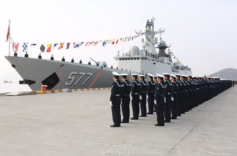 Sau các tàu khu trục, trong năm 2015 Hải quân Trung Quốc cũng đưa vào trang bị khoảng 9 tàu hộ vệ mang tên lửa mới, trong số đó có thể kể tới các tàu hộ vệ Type 054A thuộc lớp Giang Khải II với số lượng tên tới 4 chiếc.