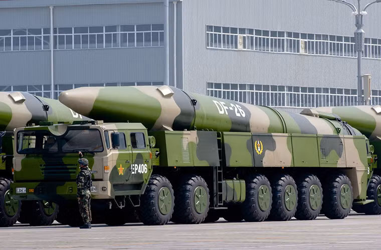 Trong khi đó tầm bắn tối đa của DF-26 lên tới 4.000km và khoảng cách từ bờ biển Đại Lục đến Đảo Guam chỉ khoảng 2.800km, dó đó nó hoàn toàn có thể đưa các căn cứ hải quân của Mỹ trong khu vực vào tầm ngắm. Và đó là còn chưa kể tới các loại tên lửa đạn đạo tầm xa khác của Trung Quốc.
