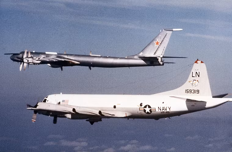 Hệ thống ăng-ten mới sẽ được lắp đặt bên trong phần thân của Tu-142MRM. Nó có chiều dài lên tới gần 9km chạy dọc bên trong phần thân còn trống của máy bay. Hệ thống ăng-ten này cho phép Tu-142MRM và các tàu ngầm giao tiếp với nhau dễ dàng hơn ở mọi độ sâu.
