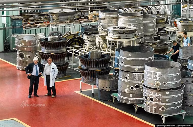 Hiện tại JSC Kuznetsov có khoảng 12.000 nhân viên làm việc tại nhiều phân xưởng khác nhau.
