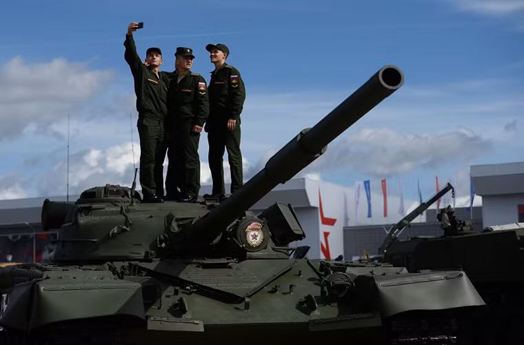 Hình ảnh một số binh sĩ Nga tranh thủ chụp ảnh lưu niệm tại Army-2016 trên một chiếc T-72.