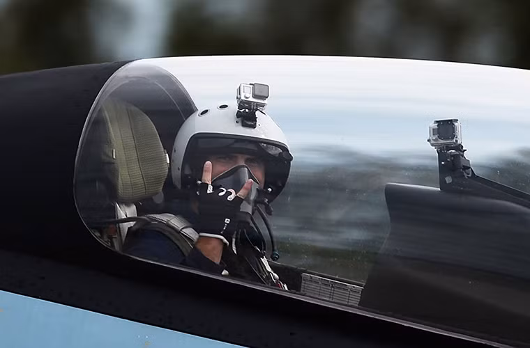 Một phi công Su-30SM tham gia trình diễn tại Army-2016.