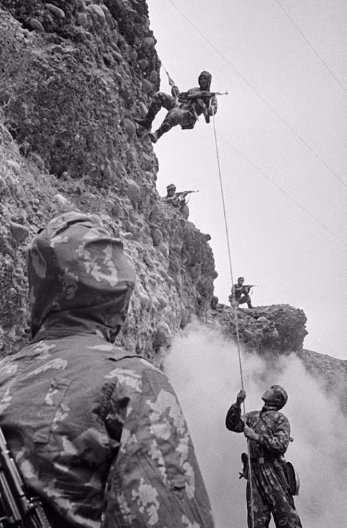 Trong giai đoạn từ năm 1970 cho đến đầu những năm 1990, lực lượng lính dù Liên Xô không ngừng lớn mạnh với trang bị không hề thua kém Phương Tây thậm chí là vượt mặt. Các đơn vị đổ bộ đường không còn có những chiến tích nổi bật tại chiến trường Afghanistan vào những năm 1980.