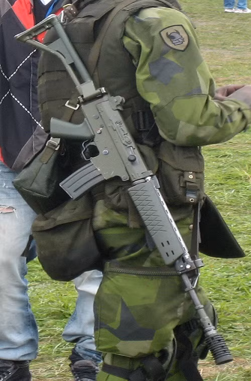 Về cơ bản, súng trường tấn công Ak 5 (Automatkarbin 5) là một biến thể sửa đổi của FN FNC do công ty quốc phòng Bofors Carl Gustaf của Thụy Điển thực hiện theo giấy phép sản xuất của FN Herstal. Nó được Bộ Quốc phòng Thụy Điển thông qua và đi vào sản xuất hàng loạt từ năm 1986.