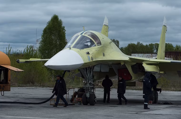 Một nguyên mẫu Su-34 được chạy thử nghiệm dưới mặt đất và nó vẫn chưa được sơn ngụy trang.