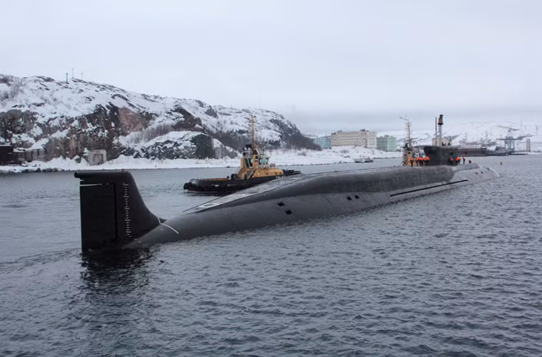 Trong suốt thời gian ở lại Severodvinsk, tàu Vladimir Monomakh sẽ tiến hành một loạt các thử nghiệm trang thiết bị hàng hải mới dành cho tàu ngầm hạt nhân Nga trong đó nổi bật nhất là các hệ thống định vị thủy âm mới.