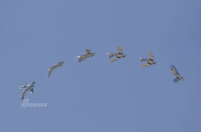 Trong ảnh là một động tác nhào lộn trên không của Randy Ball với chiếc MiG-17F của mình.