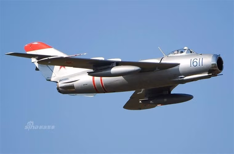 Tuy nhiên với sự phát triển của công nghệ hàng không quân sự trong Chiến tranh Lạnh vai trò của MiG-17 ngày càng mờ nhạt trên chiến trường và dần được thay thế bằng các loại chiến đấu cơ khác hiện đại hơn ngay cả ở Việt Nam. Từ những năm 1980 nó gần như biến mất trong các cuộc xung đột lớn trên thế giới sau hơn 30 năm hoạt động.