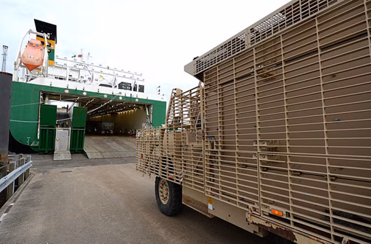 Hình ảnh xe bọc thép của Quân đội Anh với giáp lồng đặc trưng trên được triển khai tới Jordan.