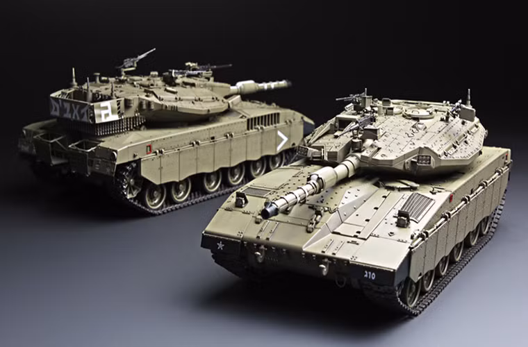 Các phiên bản xe tăng Merkava đầu tiên của Israel đều sử dụng pháo chính 105mm do Mỹ chế tạo. Tuy nhiên từ biến thể Merkava Mk III trở lên Merkava đã bắt đầu sử dụng pháo nòng trơn MG253 120mm do Israel tự phát triển với tầm bắn hiệu quả lên tới 2km. Bên cạnh đó Merkava Mk III còn có thể phóng tên lửa chống tăng LAHAT qua nòng pháo chính với tầm bắn lên tới 9km.