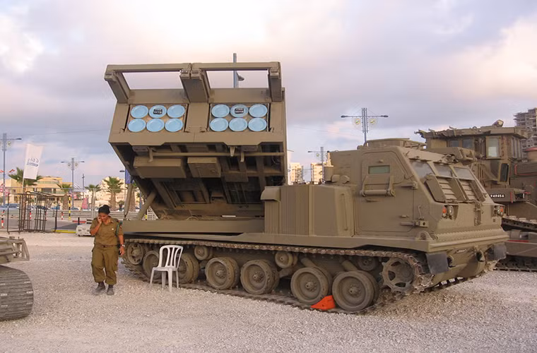 Dứng thứ 3 trong top 5 vũ khí tối tân của Lục quân Israel là hệ thống pháo phản lực phóng loạt “Smasher” - thực chất nó lại là bản sao của hệ thống M270 của Quân đội Mỹ được đưa vào sử dụng từ những năm 1970.