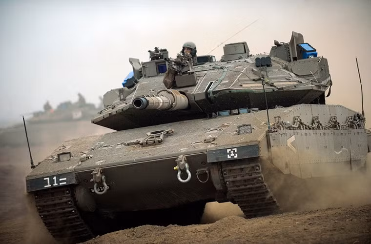 Dòng xe tăng chiến đấu chủ lực Merkava của Israel còn khá nổi tiếng với các hệ thống phòng vệ chủ động và hệ thống giáp bảo vệ tích hợp có khả năng chống lại hầu hết các loại tên lửa chống tăng.