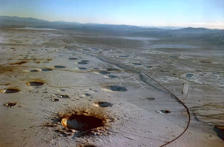 Bãi thử nghiệm vũ khí Nevada từ đầu những năm 1950 đã trở thành nơi Quân đội Mỹ thử nghiệm các loại bom hạt nhân của nước này. Dấu tích của chúng vẫn còn nguyên mặt đất sau hơn 60 năm với mức độ phóng xạ trong không khí luôn vượt mức cho phép.