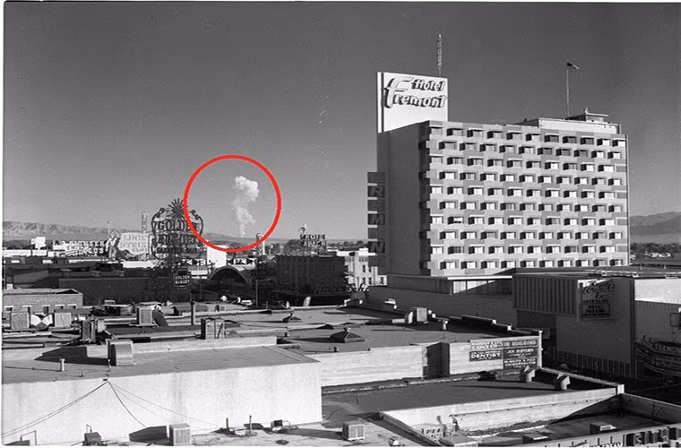 Trong giai đoạn những năm 1950 các đợt thử nghiệm vũ khí hạt nhân của Mỹ diễn ra khá thường xuyên và ta có thể dễ dàng bắt gặp một đám mây hình nấm ở phía chân trời khi đến du lịch tại Las Vegas.
