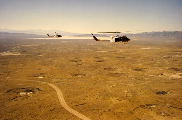 Trong ảnh là những chiếc UH-1 của Quân đội Mỹ bay tuần tra ở bãi thử Nevada với màu sơn trắng đặc trưng.