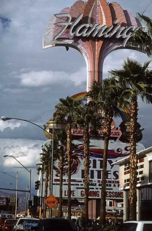 Một tấm bảng quảng cáo đám mây hình nấm ở Las Vegas trong những năm 1950.