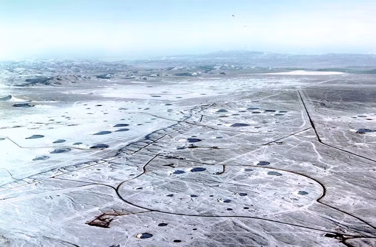 Nhìn cảnh tượng này ở Nevada khiến người ta liên tưởng tới bề mặt của Mặt Trăng bị tàn phá bởi hàng ngàn thiên thạch.