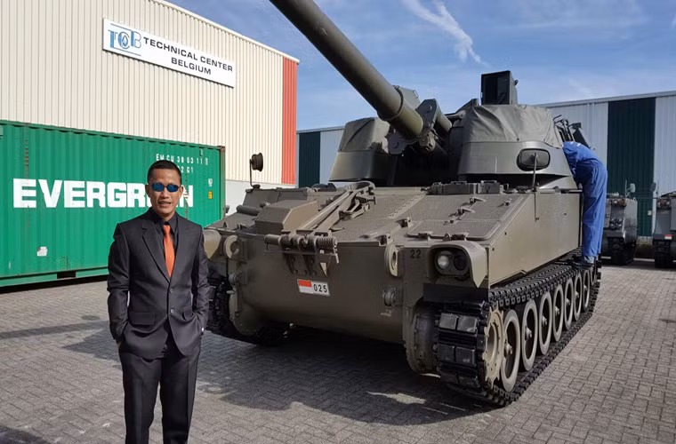 Tuy nhiên biến thể M109 mà Indonesia đang nhắm tới là M109A4 - biến thể nâng cấp của M109A2/A3, với khả năng phòng vệ NBC và một số cải tiến khác. Còn pháo chính hay trang bị của nó vẫn được giữ nguyên. Trong ảnh được cho là đại diện của TNI-AD bên cạnh lô pháo M109A4 của Bỉ.