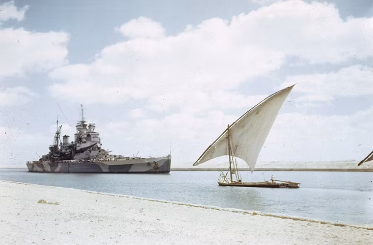 Thiết giáp hạm HMS Howe của Hải quân Hoàng gia Anh đi qua kênh đào Suez trên đường gia nhập Hạm đội Thái Bình Dương của Mỹ vào tháng 7/1944.
