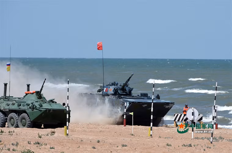 ZBD-05 có trọng lượng chỉ 26 tấn nó có kíp lái gồm 3 binh sĩ và có thể chở theo 8 binh sĩ khác. Khác với các dòng xe bọc thép BTR của Nga không gian sử dụng bên trong ZBD-05 khả thoải mái bên cạnh đó cửa đổ bộ quân của nó cũng được bố trí ở phía sau giúp bảo vệ tối đa binh sĩ khi đổ bộ lên bờ biển.