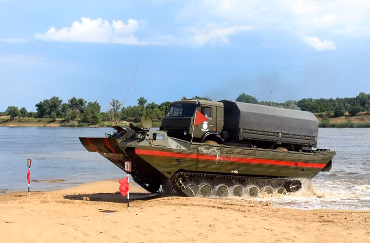 Xe lội nước PTS mang theo xe tải đặc chủng Ural vượt qua chướng ngại nước. Nguồn ảnh: Bộ Quốc phòng Nga