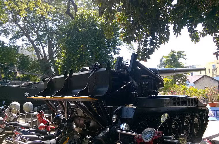 Trong suốt Chiến tranh Việt Nam Đế quốc Mỹ đã sử dụng khoảng 152 khẩu M107 trên chiến trường. Tuy nhiên nhiều khẩu M107 trong số đó bị quân ta tịch thu ngay trên trận địa pháo của đối phương. M107 nặng khoảng 28 tấn với chiều dài lên tới 11.3m và được trang bị pháo chính M113 175mm có tầm bắn tối đa lên tới 30-40km.