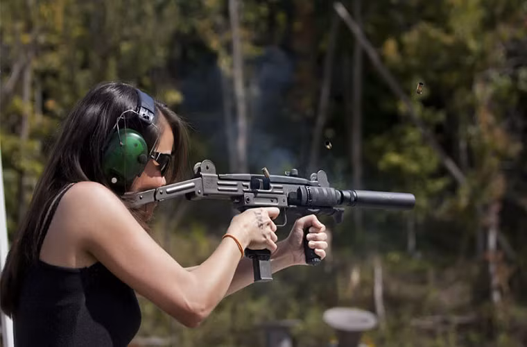 Nếu AK-47 là dòng súng trường tấn công thành công nhất thì ngôi vị súng tiểu liên thành công nhất lại thuộc về khẩu Uzi - mẫu súng tiểu liên sử dụng đạn 9mm do Israel phát triển. Hơn 10 triệu khẩu được sản xuất từ năm 1950 cho đến nay. Uzi có trọng lượng chỉ 3.5kg, tốc độ bắn tối đa 600 viên/phút và có tầm bắn hiệu quả 200m.