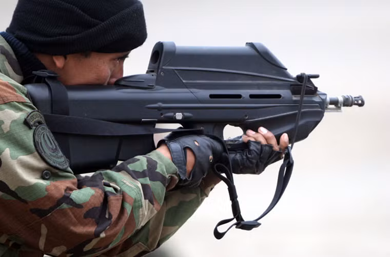 Vị trí tiếp theo trong bảng xếp hạng của Lolwot mẫu súng trường tấn công dạng bullpup của Bỉ FN F2000 do công ty FN Herstal chế tạo. Nó có tốc độ bắn 850 viên/phút và sử dụng đạn tiêu chuẩn 5.56×45mm của NATO.