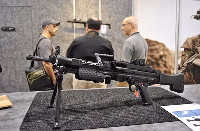 Nếu như Heckler &amp; Koch đã quá nổi tiếng với các dòng súng trường tấn công như G3 hay G36, thì công ty vũ khí của Đức này tiếp tục thống trị các bảng xếp hạng vũ khí thế giới với dòng súng máy hạng nhẹ Heckler &amp; Koch MG4.