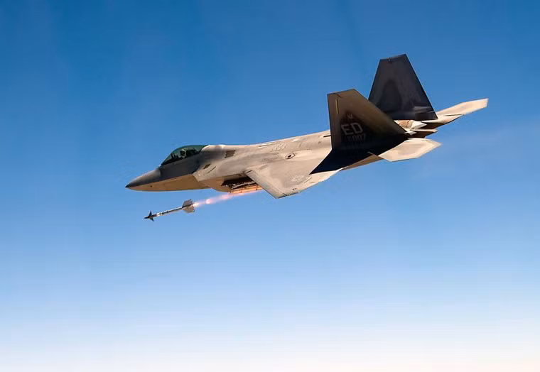 That kinh: Sau 11 nam, F-22 moi dung duoc ten lua AIM-9X