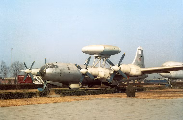 Được biết Tu-4 cũng là dòng máy bay ném bom được sử dụng để thử nghiệm vũ khí hạt nân đầu tiên của Liên Xô với mẫu bom hạt nhân RDS-1. Trong ảnh là mẫu Tu-4 do Trung Quốc sản xuất trên cơ sở cũng sao chép Liên Xô, dùng để thử nghiệm hệ thống radar cảnh báo sớm.
