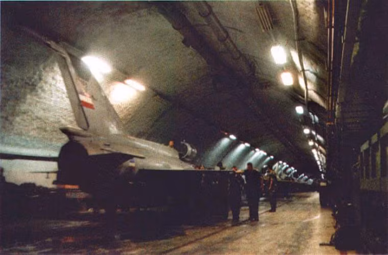 Trong thời gian hoạt động của mình, Slatina là đại bản doanh của hai phi đội tiêm kích MiG-21 của Không quân Nam Tư với trang bị gồm 24 chiếc đa phần là các biến thể MiG-21bis và MiG-21UM.
