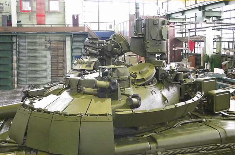 Nhằm tăng khả năng tác chiến của T-80, Omsktransmash trang bị thêm cho dòng xe tăng này hệ thống kính ngắm quang học Sosna-U, thiết bị đo khoảng cách bằng laser, thiết bị quan sát quang ảnh nhiệt và thiết bị dẫn đường mới dành cho tên lửa chống tăng. Trong đó Sosna-U có tầm hoạt động 3.300m còn thiết bị đo laser là 7.500m.