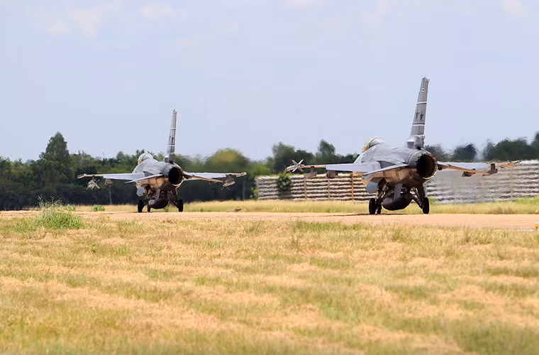 Theo Đại tá Chanon Mungthanya chỉ huy phi đội F-16A/B của RTAF tại Australia cho biết, biến thể F-16 mới được nâng cấp của nước này được tích hợp thêm tên lửa không đối không tầm ngắn IRIS-T do công ty quốc phòng Diehl BGT Defence của Đức chế tạo.
