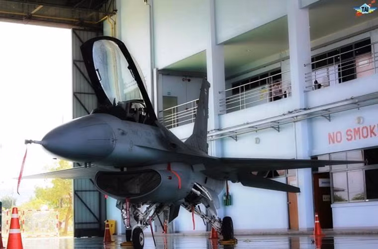 Theo đó những chiếc F-16 của Thái Lan sẽ được trang bị một loạt trang thiết bị điện tử mới như hệ thống radar AN/APG-68(V)-9 của Northrop Grumman, hệ thống phân biệt bạn thù AN/APX-113 của BAE Systems và hệ thống quản lý tác chiến điện tử Terma AN/ALQ-213.