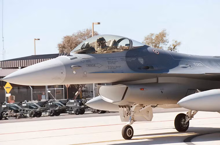 Jane’s phỏng vấn một quan chức quân sự Thái Lan tại Pitch Black cho hay, bốn chiếc F-16A/B Block 15 trên vừa trải qua quá trình đại tu và nâng cấp lớn sau khi đã kết thúc một nửa vòng đời hoạt động của mình. Đến Australia lần này Không quân Hoàng gia Thái Lan mang theo 1 chiếc F-16B biến thể hai chỗ ngồi và ba chiếc F-16A biến thể một chỗ ngồi.