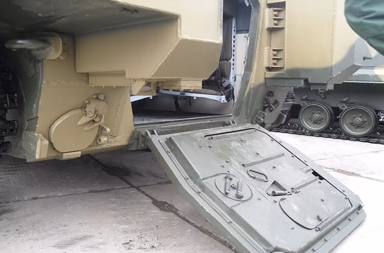 Một trong những thay đổi quan trọng nhất của BMP-3 Dragoon là việc hệ thống động cơ của nó được đặt ra phía trước thân xe giúp mở rộng khoang chở quân phía sau cũng như cải thiện khả năng triển khai vốn là điểm yếu của các dòng xe chiến đấu bộ binh của Nga trước đây. Hệ thống động cơ của nó cũng được nâng cấp với động cơ diesel UTD-32 có công suất 816 mã lực.