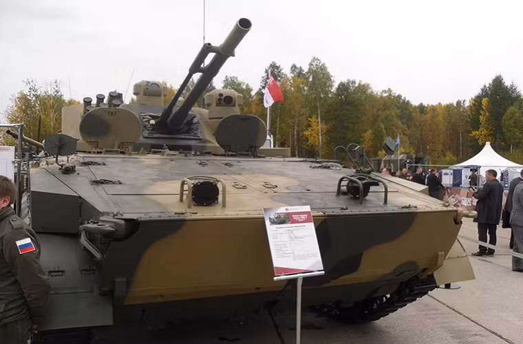 Về hệ thống vũ khí, BMP-3 Dragoon được trang bị tương tự như BMP-3 với pháo chính 2A70 100mm và pháo tự động đồng trục 2A72 30mm, có khả năng phóng tên lửa qua nòng pháo chính. Cùng với đó là hệ thống kiểm soát hỏa lực tiên tiến và thiết bị quan sát hổ trợ tác chiến đêm.