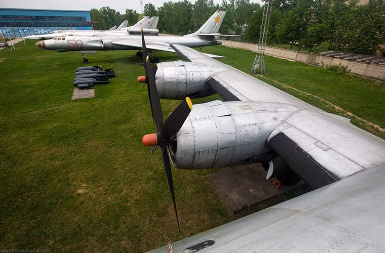 Cạnh Tu-4 là Tu-16 - dòng máy bay ném bom chiến lược tầm xa sử dụng động cơ phản lực đầu tiên của Liên Xô.