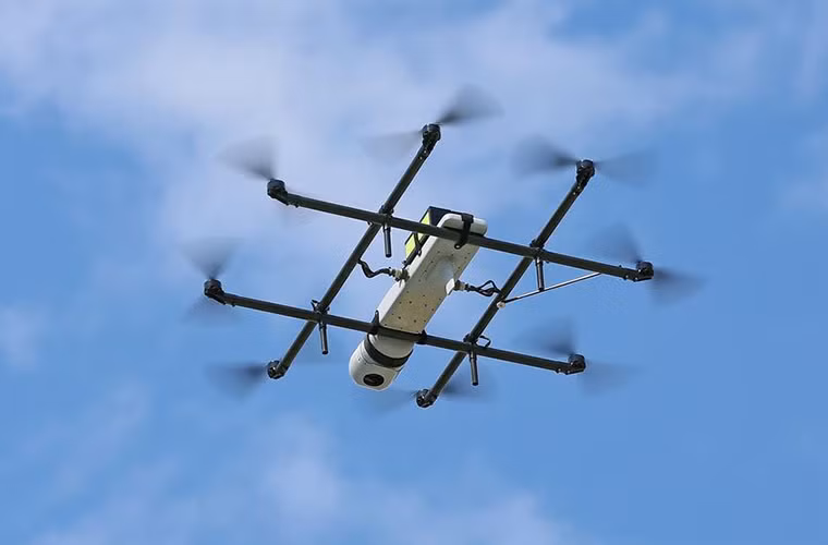 Cận cảnh Zala 421-22 khi hoạt động trên không ta có thể thấy camera quan sát của nó được đặt ở đầu phần thân UAV với góc xoay 180 độ và có trần bay khoảng 1.000m.