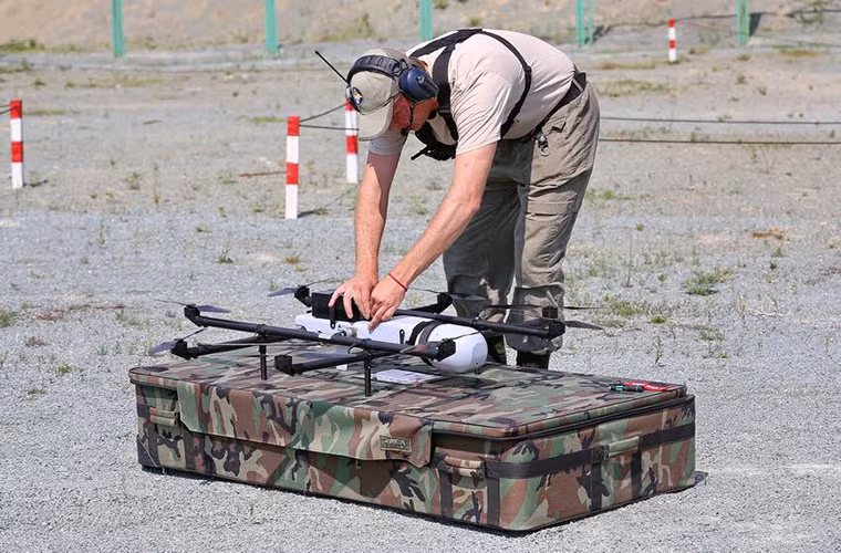 Về thiết kế, Zala 421-22 không sử dụng phần thân có cánh như một số mẫu UAV trinh sát đang được Quân đội Nga sử dụng mà thay vào đó nó được trang bị 8 động cánh quạt giúp mẫu UAV này cất cánh thẳng đứng.