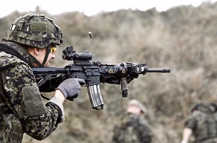Colt Canada C8 là một biến thể khác của dòng súng trường tấn công carbine Colt Canada C7 tiêu chuẩn của Quân đội Hoàng gia Canada do hãng Colt Canada sản xuất dựa trên thiết kế của các dòng súng trường tấn công tiêu chuẩn AR-15 và M-16 của Mỹ.