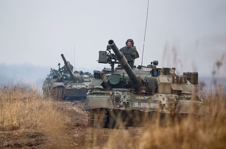 T-80U là một trong những dòng xe tăng chiến đấu chủ lực hiện đại nhất của Quân đôị Nga và cũng là biến thể hiện đại nhất của T-80. T-80U được trang bị hệ thống tháp tốt hơn so với các phiên bản trước đó với hệ thống giáp phản ứng nổ ERA tích hợp Kontakt-5, ngoài ra nó cũng được trang bị động cơ diesel mới có công suất 1.250 mã lực. Nguồn ảnh: Yevgeny Kel – Bộ Quốc phòng Nga.