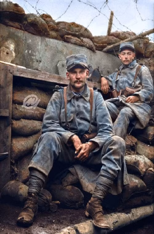 Hai lính Pháp bên trong chiến hào của mình, bức ảnh này được chụp vào tháng 7/1916 khi cuộc chiến chỉ mới vừa bắt đầu.