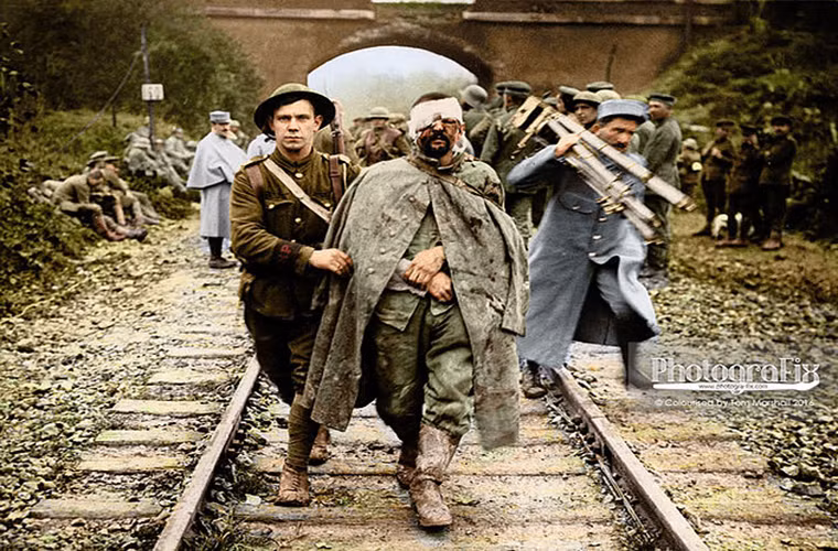 Trang quân sự War History vừa cho đăng tải phóng sự ảnh màu về Trận Somme - trận đánh đẫm máu nhất trong Chiến tranh Thế giới thứ 1, chỉ trong ngày đầu tiên (1/7/1916) đã có tới hơn 60.000 binh sĩ thương vong ở cả hai bên. Trong ảnh là một tù binh Đức bị thương được quân Anh cứu sống vào ngày 13/7/1916.