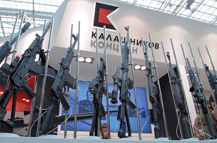 Theo AR, tại Army-2016 Tập đoàn Kalashnikov đã có màn trình diễn khá ấn tượng khi cho ra mắt một loạt dòng sản phẩm mới với sự thay đổi lớn về mặt thiết kế vũ khí của tập đoàn này. Không chỉ dừng lại ở các mẫu vũ khí tối tân dành cho bộ binh như súng lục, súng trường tấn công hay súng bắn tỉa Kalashnikov còn lần đầu tiên giới thiệu dòng robot chiến đấu thế hệ do tập đoàn này tự phát triển.