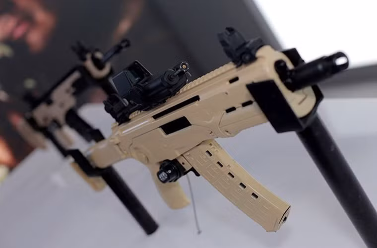 Cũng dành được sự quan tâm tại Army lần này là mẫu súng trường tấn công thế hệ mới Kalashnikov MA do Kalashnikov phát triển, nó sử dụng đạn 5.45mm với thiết kế nhỏ gọn có phần thân được làm bằng vật liệu tổng hợp có độ bền cao. Nhìn chung Kalashnikov MA là ứng cử viên thay thế xứng đáng cho dòng súng AKS-74U của Quân đội Nga hiện tại.